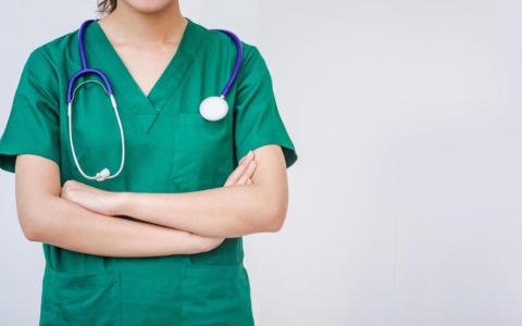 Paziente 22enne litiga con un’infermiera e poi le tira uno schiaffo