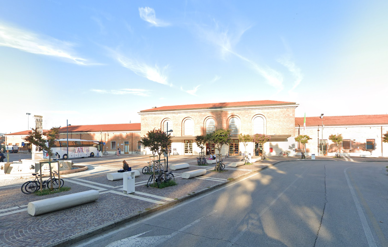 Lite davanti alla stazione di Rovigo degenera in un’aggressione con taglierino, arrestato 29enne
