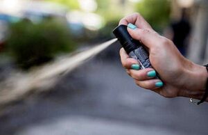 Entra in un’altra classe e spruzza spray al peperoncino, identificato lo studente responsabile