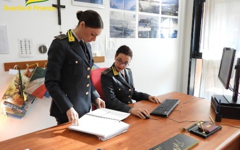 Scoperti sette lavoratori in nero in un club per scambisti a Rovigo