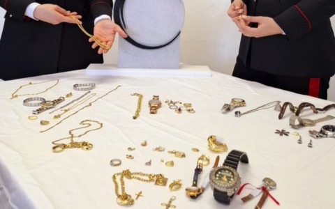 Vano segreto costruito nel pollaio in cortile: al suo interno trovati orologi, bracciali, collane e anelli in oro