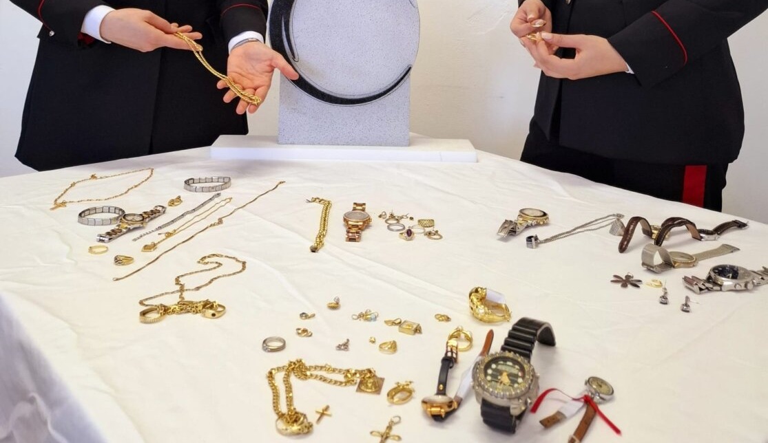 Vano segreto costruito nel pollaio in cortile: al suo interno trovati orologi, bracciali, collane e anelli in oro