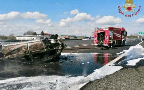 Incidente sull’A13 Bologna-Padova, auto si ribalta e prende fuoco vicino all’uscita di Rovigo