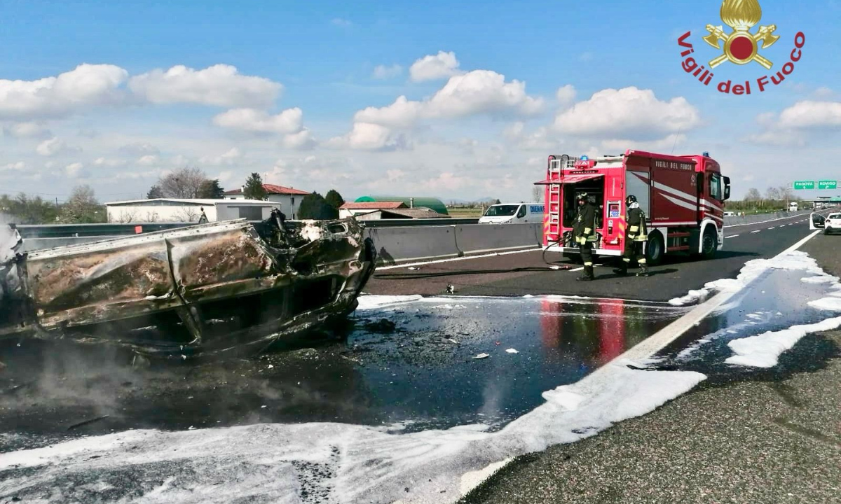Incidente sull’A13 Bologna-Padova, auto si ribalta e prende fuoco vicino all’uscita di Rovigo