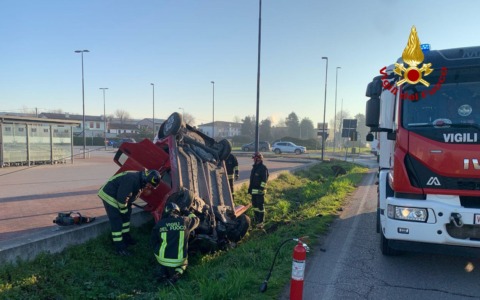 Perde il controllo dell’auto e si ribalta a testa in giù in un canale di scolo