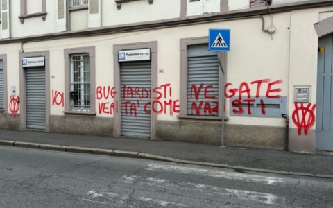 Attacco no Vax alle sedi dei settimanali Netweek: imbrattate le redazioni di Carate, Vimercate, Chiari e Treviglio