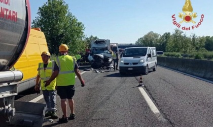 Scontro tra due mezzi pesanti sulla A13 a Costa di Rovigo, deceduto un autista