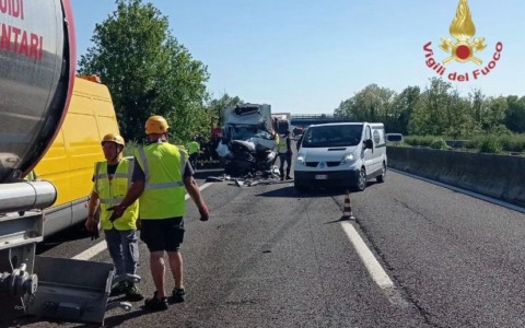 Scontro tra due mezzi pesanti sulla A13 a Costa di Rovigo, deceduto un autista