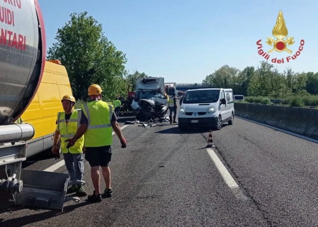 Scontro tra due mezzi pesanti sulla A13 a Costa di Rovigo, deceduto un autista