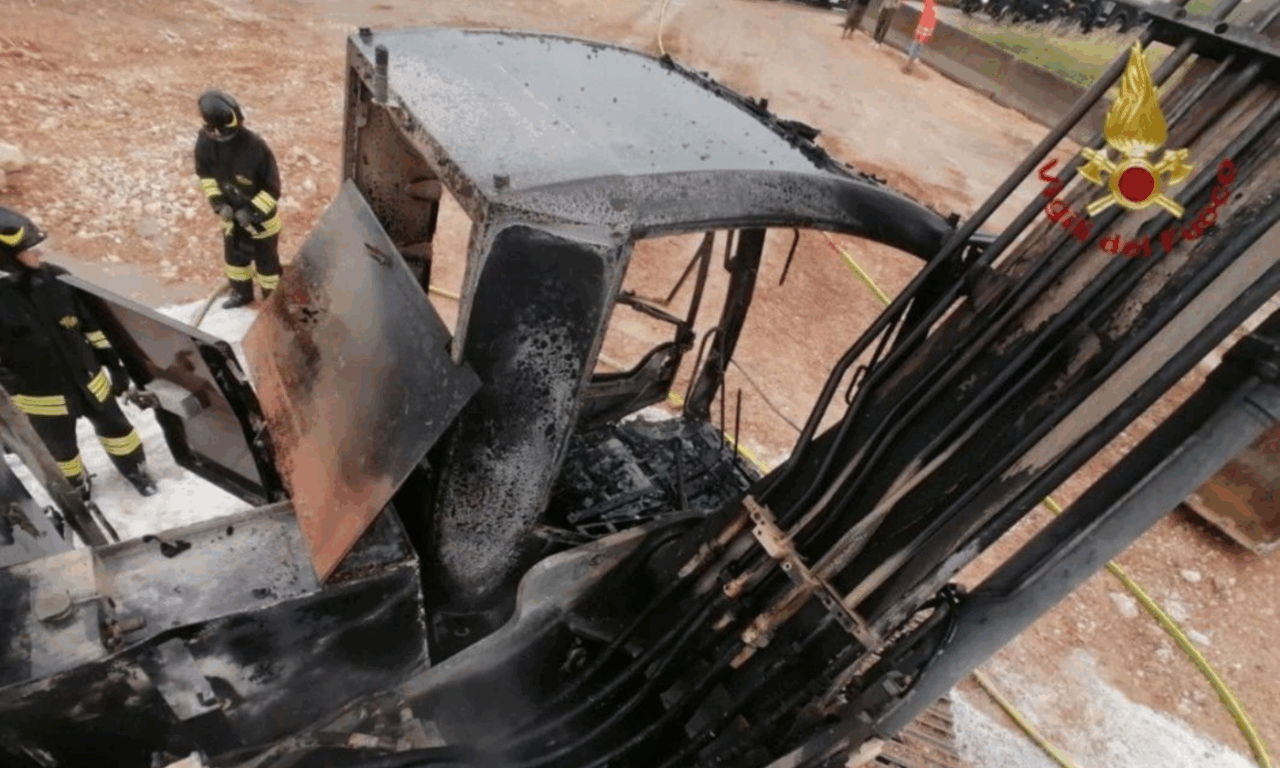 Escavatore in fiamme a Badia Polesine, illeso l’autista