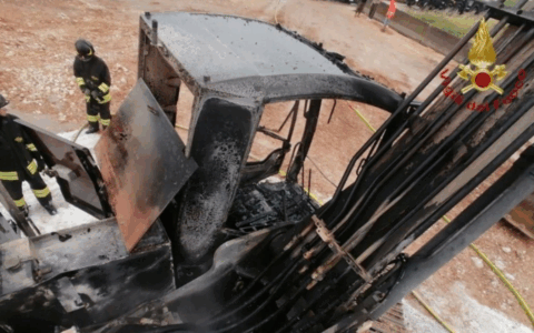 Escavatore in fiamme a Badia Polesine, illeso l’autista