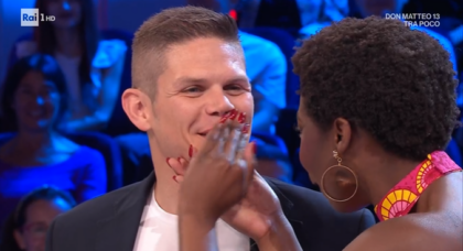 Joelle che pulisce Filippo dal suo rossetto