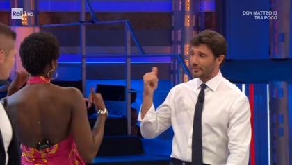 Joelle e Stefano che fanno la loro stretta di mano "da pallavolisti"