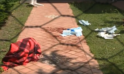 76enne trovato morto nel cortile di casa: indagato il figlio per omicidio preterintenzionale