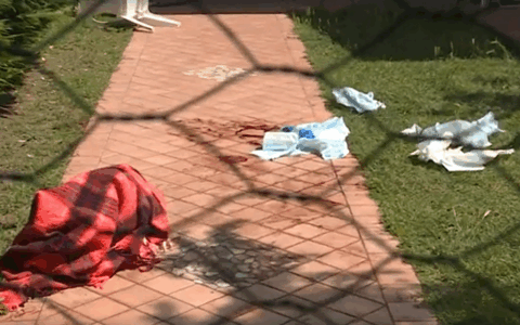 76enne trovato morto nel cortile di casa: indagato il figlio per omicidio preterintenzionale