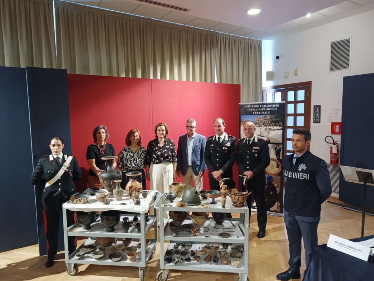 Riceve in eredità 88 reperti antichi, li affida ai Carabinieri per esporli al Museo di Adria