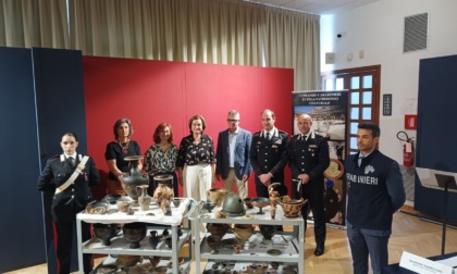 Riceve in eredità 88 reperti antichi, li affida ai Carabinieri per esporli al Museo di Adria