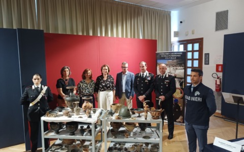 Riceve in eredità 88 reperti antichi, li affida ai Carabinieri per esporli al Museo di Adria