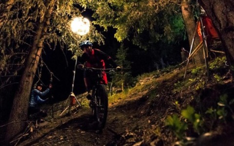 Spettacolo sotto le stelle: La Thuile ospita la tappa notturna della Coppa del Mondo di Enduro