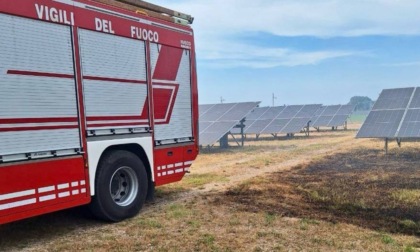 Incendio di sterpaglie in un campo di pannelli fotovoltaici a Badia Polesine