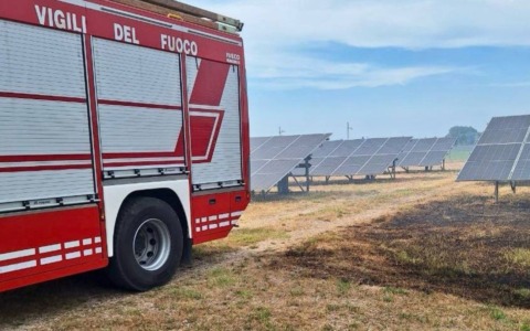 Incendio di sterpaglie in un campo di pannelli fotovoltaici a Badia Polesine