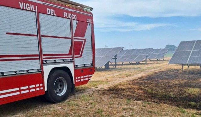Incendio di sterpaglie in un campo di pannelli fotovoltaici a Badia Polesine