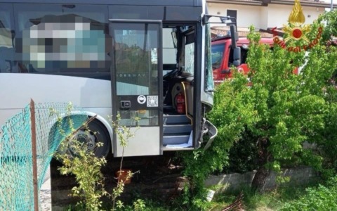 Incidente tra un’auto e un pullman a Rosolina: tre feriti, di cui uno grave