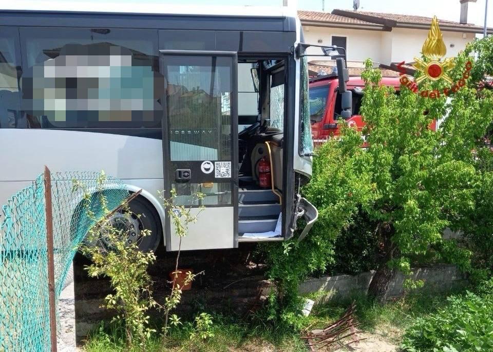 Incidente tra un’auto e un pullman a Rosolina: tre feriti, di cui uno grave