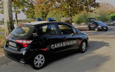 Importuna una connazionale e si scaglia contro i Carabinieri intervenuti