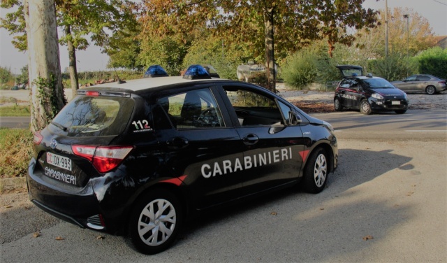 Importuna una connazionale e si scaglia contro i Carabinieri intervenuti