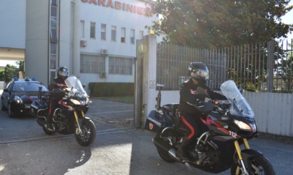 Sperona i Carabinieri per sfuggire al controllo: aveva con sé quasi 200 grammi di cocaina