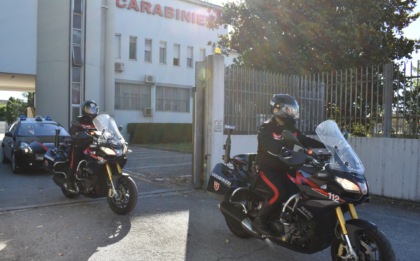 Sperona i Carabinieri per sfuggire al controllo: aveva con sé quasi 200 grammi di cocaina