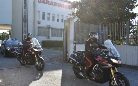 Sperona i Carabinieri per sfuggire al controllo: aveva con sé quasi 200 grammi di cocaina