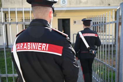 Non rispetta l’allontanamento dalla casa di famiglia, 53enne ai domiciliari con braccialetto elettronico
