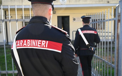 Non rispetta l’allontanamento dalla casa di famiglia, 53enne ai domiciliari con braccialetto elettronico