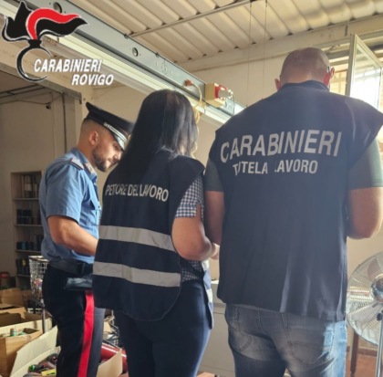 Lavoratori irregolari, scatta la denuncia per un’azienda tessile