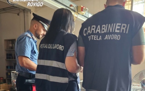 Lavoratori irregolari, scatta la denuncia per un’azienda tessile