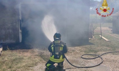 Fiamme in un deposito con un'auto all'interno, intervento dei vigili del fuoco