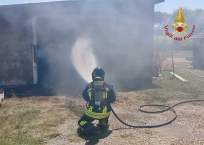Fiamme in un deposito con un’auto all’interno, intervento dei vigili del fuoco