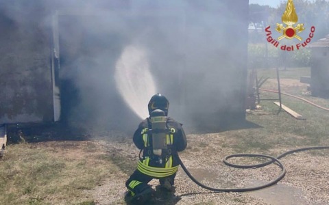 Fiamme in un deposito con un’auto all’interno, intervento dei vigili del fuoco