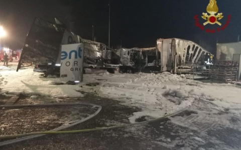 Incendio in una ditta di fuochi d’artificio a Melara, un ferito