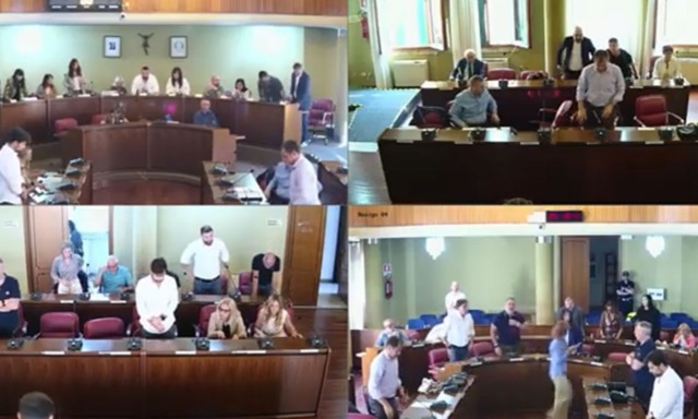 Minuto di silenzio per Kirk in consiglio a Rovigo: in due escono. La sindaca tira in ballo Matteotti, il Pd: “Rispetto per la storia”