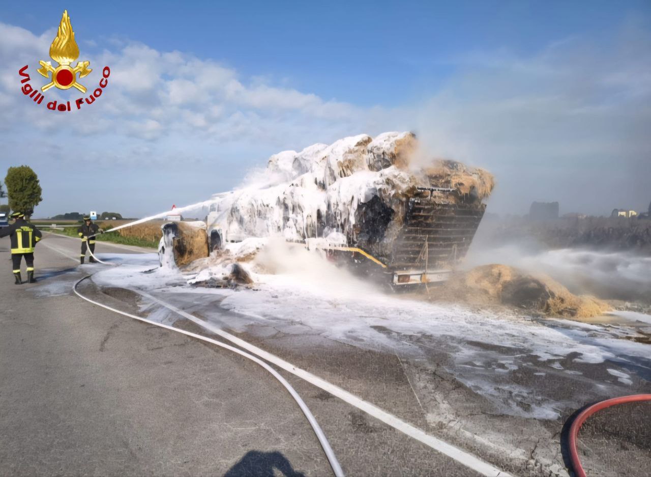 Autotreno carico di rotoballe va in fiamme, coinvolta anche un’auto nell’incendio