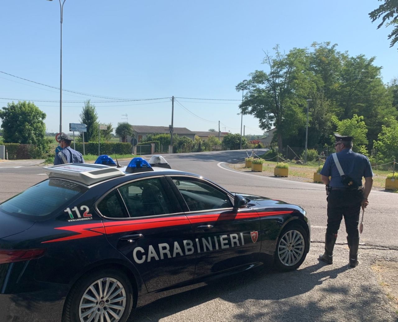 Non si fermano all’alt, durante l’inseguimento si lanciano dal furgone in corsa