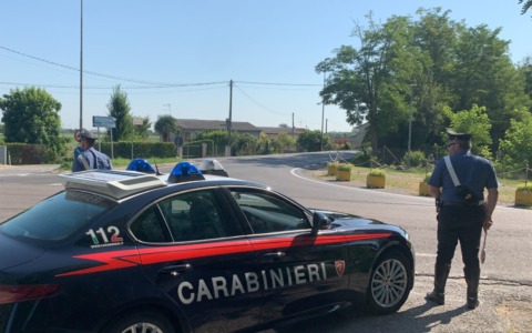 Non si fermano all’alt, durante l’inseguimento si lanciano dal furgone in corsa