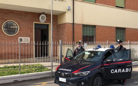 Si finge fisioterapista: “Signora le faccio un massaggio al collo”, così ha rubato una collana d’oro a un’anziana