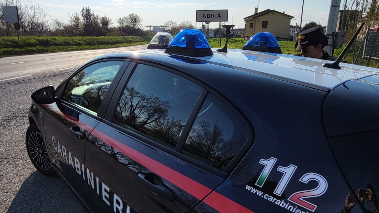 A bordo di un’auto rubata, non si ferma all’alt e scatta l’inseguimento: due carabinieri feriti