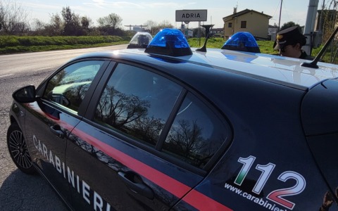 A bordo di un’auto rubata, non si ferma all’alt e scatta l’inseguimento: due carabinieri feriti