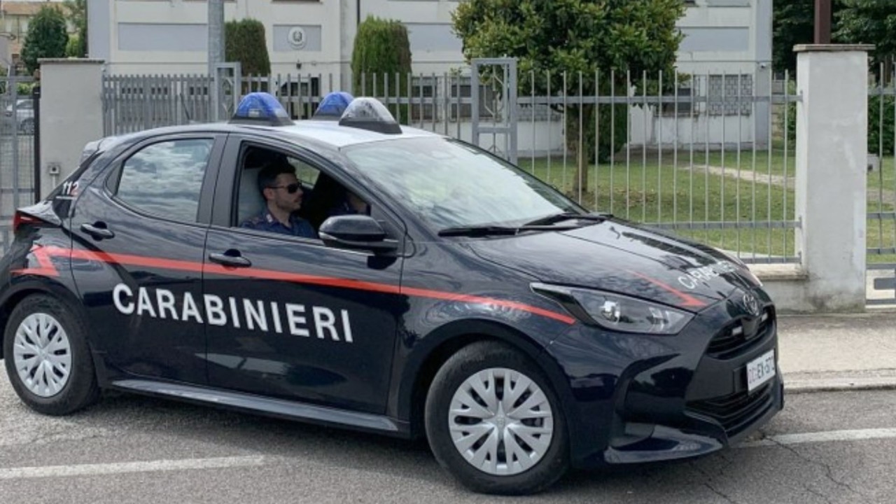 19enne ruba due carte di credito da un’auto, poi va al bancomat per prelevare