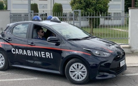 19enne ruba due carte di credito da un’auto, poi va al bancomat per prelevare